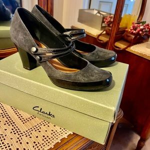 Woman’s Clarks artisan dress shoe suede and patent leather, grayish blue.